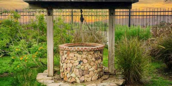Porównanie różnych rodzajów studni ogrodowych: drewnianych, kamiennych, czerpalnych i ozdobnych