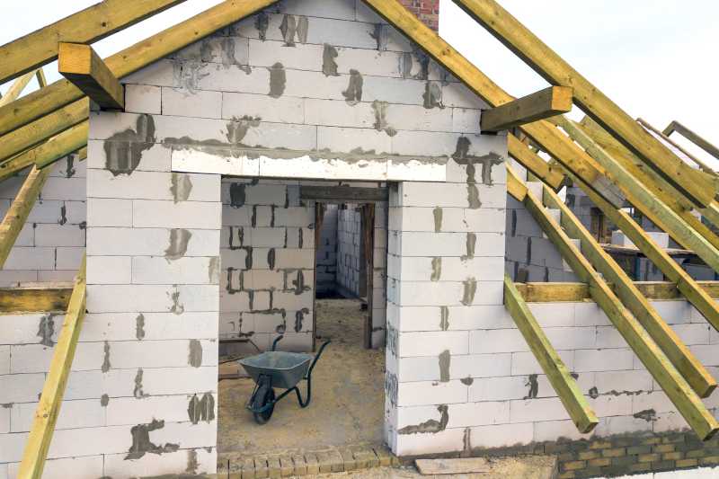 Zmiana struktury domu utrzymanego w stylu lat 80-tych - jak odmienić starszy dom kostkę