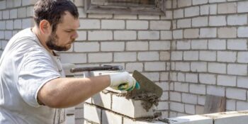 Jakie materiały wybrać do budowy ścian piwnicy - bloczki betonowe czy cegła?